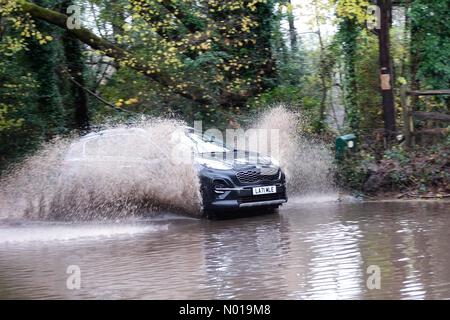 UK Météo : inondations à Godalming. Station Lane, Godalming. 09 décembre 2023. De fortes pluies à travers les Home Counties ce matin. Un véhicule roulant dans les eaux de crue à Godalming dans le Surrey. Crédit : jamesjagger/StockimoNews/Alamy Live News Banque D'Images