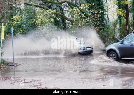 UK Météo : inondations à Godalming. Station Lane, Godalming. 09 décembre 2023. De fortes pluies à travers les Home Counties ce matin. Un véhicule roulant dans les eaux de crue à Godalming dans le Surrey. Crédit : jamesjagger/StockimoNews/Alamy Live News Banque D'Images