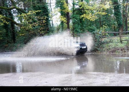 UK Météo : inondations à Godalming. Station Lane, Godalming. 09 décembre 2023. De fortes pluies à travers les Home Counties ce matin. Un véhicule roulant dans les eaux de crue à Godalming dans le Surrey. Crédit : jamesjagger/StockimoNews/Alamy Live News Banque D'Images