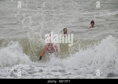 Freshwater Bay, Totland. 24 décembre 2023. Mer agitée sur la côte sud de l'île de Wight aujourd'hui. Nageurs en eau libre bravant les conditions à Freshwater Bay près de Totland. Crédit : jamesjagger/StockimoNews/Alamy Live News Banque D'Images