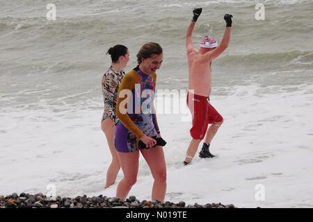 Freshwater Bay, Totland. 24 décembre 2023. Mer agitée sur la côte sud de l'île de Wight aujourd'hui. Nageurs en eau libre bravant les conditions à Freshwater Bay près de Totland. Crédit : jamesjagger/StockimoNews/Alamy Live News Banque D'Images