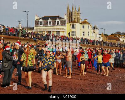 Les foules colorées et les nageurs apprécient le plongeon du lendemain de Noël à Teignmouth, Devon, Royaume-Uni. 26 décembre 2023. Crédit nidpor crédit : nidpor/StockimoNews/Alamy Live News Banque D'Images