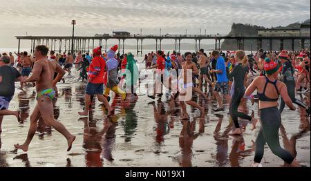 Les foules colorées et les nageurs apprécient le plongeon du lendemain de Noël à Teignmouth, Devon, Royaume-Uni. 26 décembre 2023. Crédit nidpor crédit : nidpor/StockimoNews/Alamy Live News Banque D'Images