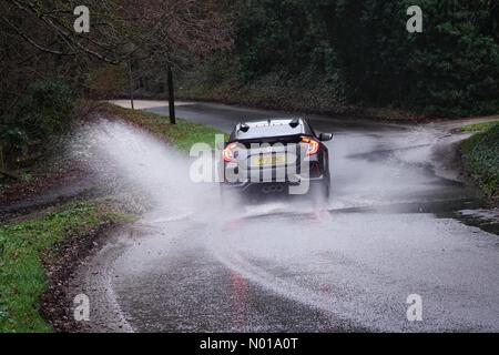 UK Météo : inondations à Godalming. Tuesley Lane, Godalming. 30 décembre 2023. De fortes pluies à travers les Home Counties ce matin. Inondation de surface à Godalming dans le Surrey. Crédit : jamesjagger/StockimoNews/Alamy Live News Banque D'Images