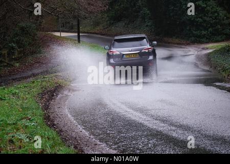 UK Météo : inondations à Godalming. Tuesley Lane, Godalming. 30 décembre 2023. De fortes pluies à travers les Home Counties ce matin. Inondation de surface à Godalming dans le Surrey. Crédit : jamesjagger/StockimoNews/Alamy Live News Banque D'Images