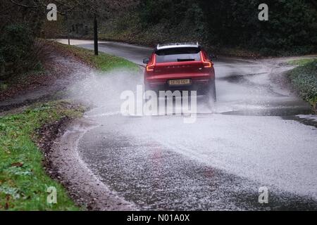 UK Météo : inondations à Godalming. Tuesley Lane, Godalming. 30 décembre 2023. De fortes pluies à travers les Home Counties ce matin. Inondation de surface à Godalming dans le Surrey. Crédit : jamesjagger/StockimoNews/Alamy Live News Banque D'Images