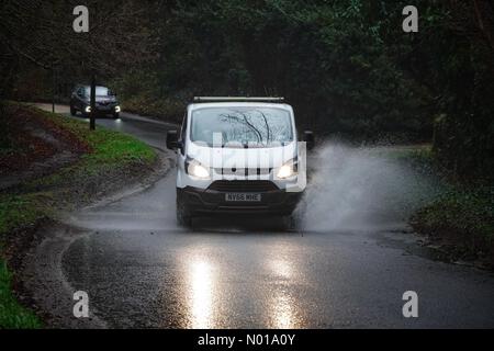 UK Météo : inondations à Godalming. Tuesley Lane, Godalming. 30 décembre 2023. De fortes pluies à travers les Home Counties ce matin. Inondation de surface à Godalming dans le Surrey. Crédit : jamesjagger/StockimoNews/Alamy Live News Banque D'Images