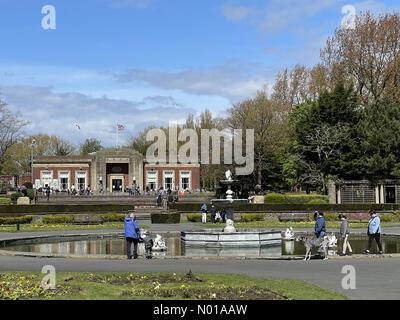 Blackpool, Lancashire, Royaume-Uni. 28 avril 2024. Météo Royaume-Uni : ensoleillé à Blackpool. Les gens marchent dans le parc pour une journée ensoleillée à Stanley Park, Blackpool. Jardin italien et café art déco. Crédit : Lancashire images/StockimoNews/Alamy Live News Banque D'Images