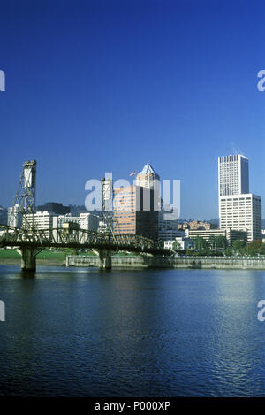 1992 LE CENTRE-VILLE HISTORIQUE DE LA RIVIÈRE WILLAMETTE PONT HAWTHORNE PORTLAND OREGON USA Banque D'Images