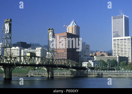 1992 LE CENTRE-VILLE HISTORIQUE DE LA RIVIÈRE WILLAMETTE PONT HAWTHORNE PORTLAND OREGON USA Banque D'Images