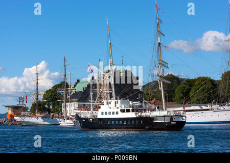 Course des grands voiliers 2008. Bergen, Norvège. Caboteur norvégien Bruvik. Le Norvégien Statsraad Lehmkuhl (barque) et Sorlandet (fr). Gedania goélette polonaise Banque D'Images