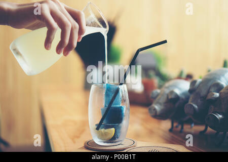 L'herbe bleue et l'eau de citron avec de la glace Banque D'Images