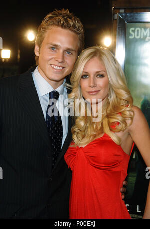 Spencer Pratt et Heidi Montag en arrivant à la première mondiale à la CLOVERFIELD Paramount Theatre de Los Angeles. Les trois quarts fashion eye contact PrattSpencer MontagHeidi  smile 62 Événement dans la vie d'Hollywood, Californie - Red Carpet Event, USA, Cinéma, Célébrités, photographie, Bestof, Arts, Culture et divertissement, Célébrités, Mode de vie meilleure, Hollywood, événement dans la vie d'Hollywood, Californie - Tapis rouge et en coulisses, musique, célébrités, Topix en couple, en famille (mari et femme) et les enfants - les enfants, frères et sœurs, tsuni@Gamma-USA.com Tsuni enquête de crédit / USA, 2006 à 2009 Banque D'Images