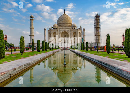 Taj Mahal avec réflexion sur l'eau, Agra, Inde Banque D'Images