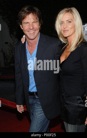 Dennis Quaid et sa femme d'arriver à l'AMERICAN DREAMZ Première à l'Arclight Theatre de Los Angeles. 11 avril 2006.QuaidDennis femme156 événement dans la vie d'Hollywood, Californie - Red Carpet Event, USA, Cinéma, Célébrités, photographie, Bestof, Arts, Culture et divertissement, Célébrités, Mode de vie meilleure, Hollywood, événement dans la vie d'Hollywood, Californie - Tapis rouge et en coulisses, musique, célébrités, Topix en couple, en famille (mari et femme) et les enfants - les enfants, frères et sœurs, tsuni@Gamma-USA.com Tsuni enquête de crédit / USA, 2006 à 2009 Banque D'Images