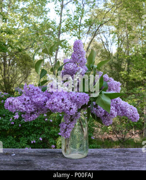 Le lilas et le muguet dans un vase pot en conserve Banque D'Images