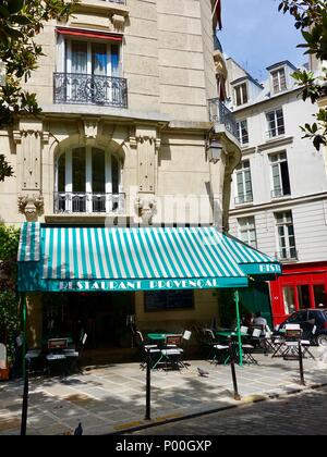 Terrasse extérieure presque vide chez Janou restaurant dans un coin ombragé du Marais, Paris, France Banque D'Images