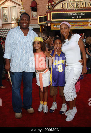 Holly et Robinson-Peete mari Rodney et leurs enfants d'arriver à la première de Pirates des Caraïbes - Dead Man Chest - à Disneyland à Los Angeles. 24 juin 2006.Robinson-Peete  Rodney H kids événement dans la vie d'Hollywood - Californie, Red Carpet Event, USA, Cinéma, Célébrités, photographie, Bestof, Arts, Culture et divertissement, Célébrités, Mode de vie meilleure, Hollywood, événement dans la vie d'Hollywood, Californie - Tapis rouge et en backstage, célébrités, Musique, Topix en couple, en famille (mari et femme) et les enfants - les enfants, frères et sœurs, tsuni@Gamma-USA.com Tsuni enquête de crédit / USA Banque D'Images