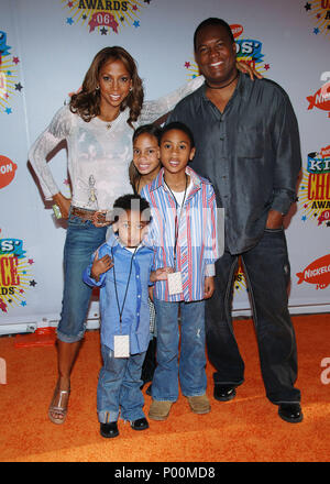 Holly Robinson-Peete avec mari Rodney et les enfants arrivant à l'Odeon Nickel Kid's Choice Awards au Pauley Pavillon à l'UCLA à Los Angeles. 1 avril, 2006.Robinson-Peete  mini Rodney Holly043 événement dans la vie d'Hollywood - Californie, Red Carpet Event, USA, Cinéma, Célébrités, photographie, Bestof, Arts, Culture et divertissement, Célébrités, Mode de vie meilleure, Hollywood, événement dans la vie d'Hollywood, Californie - Tapis rouge et en backstage, célébrités, Musique, Topix en couple, en famille (mari et femme) et les enfants - les enfants, frères et sœurs, tsuni@Gamma-USA.com Tsuni enquête de crédit / USA, Banque D'Images