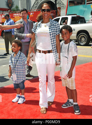 Holly Robinson Peete et fils - G-Force Première au El Capitan Theatre de Los Angeles.Robinson-Peete  52 enfants Saint événement dans la vie d'Hollywood, Californie - Red Carpet Event, USA, Cinéma, Célébrités, photographie, Bestof, Arts, Culture et divertissement, Célébrités, Mode de vie meilleure, Hollywood, événement dans la vie d'Hollywood, Californie - Tapis rouge et en coulisses, musique, célébrités, Topix en couple, en famille (mari et femme) et les enfants - les enfants, frères et sœurs, tsuni@Gamma-USA.com Tsuni enquête de crédit / USA, 2006 à 2009 Banque D'Images