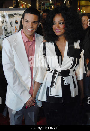 Diana Ross et son fils Evan arrivant à l'ATL Premiere au Chinese Theatre de Los Angeles. 30 mars 2006RossDiana Evan039 événement dans la vie d'Hollywood, Californie - Red Carpet Event, USA, Cinéma, Célébrités, photographie, Bestof, Arts, Culture et divertissement, Célébrités, Mode de vie meilleure, Hollywood, événement dans la vie d'Hollywood, Californie - Tapis rouge et en coulisses, musique, célébrités, Topix en couple, en famille (mari et femme) et les enfants - les enfants, frères et sœurs, tsuni@Gamma-USA.com Tsuni enquête de crédit / USA, 2006 à 2009 Banque D'Images