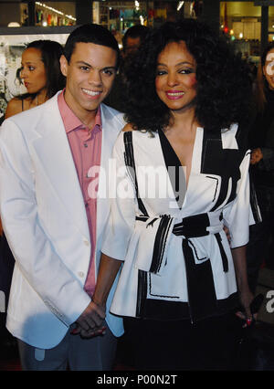 Diana Ross et son fils Evan arrivant à l'ATL Premiere au Chinese Theatre de Los Angeles. 30 mars 2006RossDiana Evan040 événement dans la vie d'Hollywood, Californie - Red Carpet Event, USA, Cinéma, Célébrités, photographie, Bestof, Arts, Culture et divertissement, Célébrités, Mode de vie meilleure, Hollywood, événement dans la vie d'Hollywood, Californie - Tapis rouge et en coulisses, musique, célébrités, Topix en couple, en famille (mari et femme) et les enfants - les enfants, frères et sœurs, tsuni@Gamma-USA.com Tsuni enquête de crédit / USA, 2006 à 2009 Banque D'Images