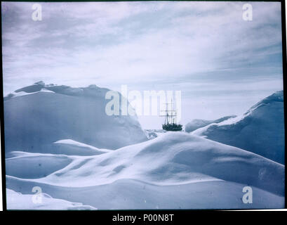 . Anglais : Photographie montrant aperçu, entre les monticules de neige, du navire 'Endurance', l'expédition de Shackleton . 6 janvier 2009, 06:38:31. Frank Hurley (1885-1962) Noms alternatifs Francis James Hurley australienne Description explorer, photographe, photographe et photojournaliste de guerre Date de naissance/décès 15 Octobre 1885 16 janvier 1962 / 16 février 1962 Lieu de naissance/décès Glebe Sydney contrôle d'autorité : Q958587 : VIAF ?34613489 ISNI : ?0000 0001 2127 5183 ULAN : ?500123793 RCAC : ?n85052816 NLA : ?35215102 1 WorldCat Aperçu de l'expédition Shackleton Endurance 1914-17 Hurley Banque D'Images