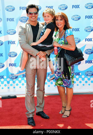 Antonio Sabato Jr avec maman et sa fille - Saison 8 American Idol - 2009 au Nokia Theatre de Los Angeles.SabatoJrAntonio   26 fille maman d'événements dans la vie d'Hollywood, Californie - Red Carpet Event, USA, Cinéma, Célébrités, photographie, Bestof, Arts, Culture et divertissement, Célébrités, Mode de vie meilleure, Hollywood, événement dans la vie d'Hollywood, Californie - Tapis rouge et en coulisses, musique, célébrités, Topix en couple, en famille (mari et femme) et les enfants - les enfants, frères et sœurs, tsuni@Gamma-USA.com Tsuni enquête de crédit / USA, 2006 à 2009 Banque D'Images