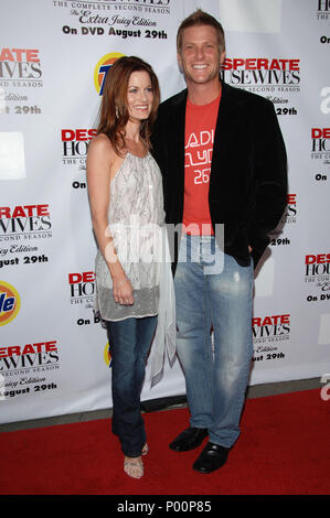 Doug Savant et épouse Laura Leighton arrivant au foyer désespérée : Extra juteuse Edition, Saison 2 DVD Fête de lancement sur l'Wisperia Lane situé dans Los Angeles. 5 août 2006 sourire. coupleSavantDoug LeightonLaura pleine longueur071 événement dans la vie d'Hollywood, Californie - Red Carpet Event, USA, Cinéma, Célébrités, photographie, Bestof, Arts, Culture et divertissement, Célébrités, Mode de vie meilleure, Hollywood, événement dans la vie d'Hollywood, Californie - Tapis rouge et en coulisses, musique, célébrités, Topix en couple, en famille (mari et femme) et les enfants - les enfants, frères et soeurs enquête tsun Banque D'Images