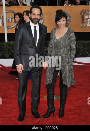 Tony Shalhoub et Brooke Adams   - Sag - acteur écran Guild Awards 2009 Au Shrine Auditorium dans AngelesShalhoubTony BrookeAdams  Los 351 cas à Hollywood Life - Californie, Red Carpet Event, USA, Cinéma, Célébrités, photographie, Bestof, Arts, Culture et divertissement, Célébrités, Mode de vie meilleure, Hollywood, événement dans la vie d'Hollywood, Californie - Tapis rouge et en coulisses, musique, célébrités, Topix en couple, en famille (mari et femme) et les enfants - les enfants, frères et sœurs, tsuni@Gamma-USA.com Tsuni enquête de crédit / USA, 2006 à 2009 Banque D'Images