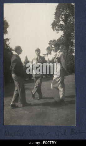 . Walter Redfern James Turner ; Gilbert Spencer ; l'honorable Robert Gathorne-Hardy, par Lady Ottoline Morrell (mort en 1938). Source Voir site web pour plus d'information. . Date inconnue, mais auteur est mort en 1938. Lady Ottoline Morrell (mort en 1938) 105 Walter Redfern James Turner, Gilbert Spencer, l'honorable Robert Gathorne-Hardy par Lady Ottoline Morrell Banque D'Images