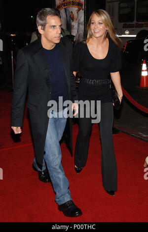 Ben Stiller et sa femme Christine Taylor arrivant au Tenacious D. dans le Pick of Destiny Premiere au Chinese Theatre de Los Angeles. marcher sur le tapis TaylorChristine StillerBen pleine longueur032 événement dans la vie d'Hollywood, Californie - Red Carpet Event, USA, Cinéma, Célébrités, photographie, Bestof, Arts, Culture et divertissement, Célébrités, Mode de vie meilleure, Hollywood, événement dans la vie d'Hollywood, Californie - Tapis rouge et en coulisses, musique, célébrités, Topix en couple, en famille (mari et femme) et les enfants - les enfants, frères et sœurs, tsuni@Gamma-USA.com Tsuni enquête de crédit Banque D'Images