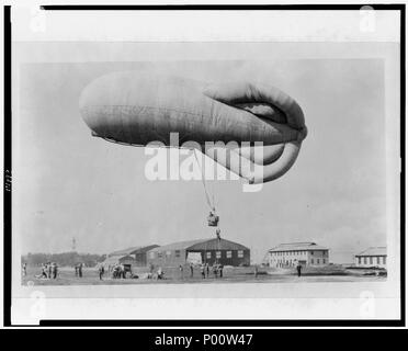 Projet pilote de grimper de corde pour entrer dans panier (télécabine) suspendu en dessous de ballons d'observation au cours de la formation à la U.S. Naval Air Station, Hampton Roads, en Virginie Banque D'Images