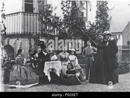 . Anglais : La famille Melchior et Hans Christian Andersen sur l'escalier donnant sur le jardin à Tolished à Østerbro, Copenhague, Danemark. 89 Rolighed 1867 - famille Melchior et H. C. Andersen Banque D'Images