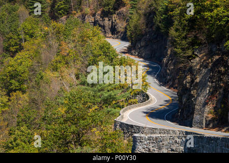 Un tronçon sinueux de l'autoroute dans la zone appelée Hawk's Nest près de Port Jervis, Deerpark et Sparrow Bush dans le comté d'Orange, New York, États-Unis Banque D'Images