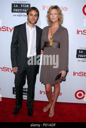 Stuart Towsend et Charlize Theron qui arrivent à l'ESPRIT D'INDÉPENDANCE DES PRIX À L'Hôtel W à Los Angeles. Le 28 juin 2006.TheronCharlize TowsendStuart011 événement dans la vie d'Hollywood, Californie - Red Carpet Event, USA, Cinéma, Célébrités, photographie, Bestof, Arts, Culture et divertissement, Célébrités, Mode de vie meilleure, Hollywood, événement dans la vie d'Hollywood, Californie - Tapis rouge et en coulisses, musique, célébrités, Topix en couple, en famille (mari et femme) et les enfants - les enfants, frères et sœurs, tsuni@Gamma-USA.com Tsuni enquête de crédit / USA, 2006 à 2009 Banque D'Images