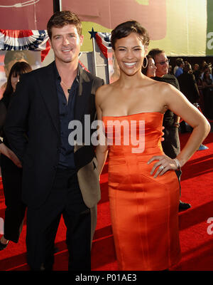 Robin Thicke - Swing Vote Première au El Capitan Theatre de Los Angeles. Les trois quarts ThickeRobin smile contact visuel 44 Événement dans la vie d'Hollywood, Californie - Red Carpet Event, USA, Cinéma, Célébrités, photographie, Bestof, Arts, Culture et divertissement, Célébrités, Mode de vie meilleure, Hollywood, événement dans la vie d'Hollywood, Californie - Tapis rouge et en coulisses, musique, célébrités, Topix en couple, en famille (mari et femme) et les enfants - les enfants, frères et sœurs, tsuni@Gamma-USA.com Tsuni enquête de crédit / USA, 2006 à 2009 Banque D'Images