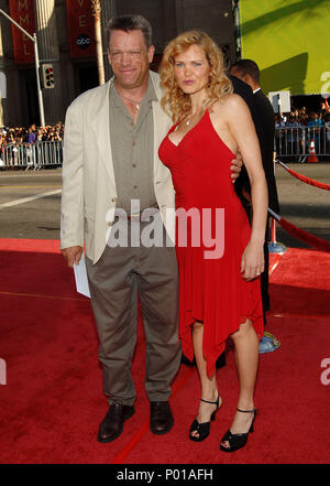 Brian Thompson et femme - X-Files Je veux croire Premiere au Chinese Theatre de Los Angeles. ThompsonBrian pleine longueur eye contact femme 53 Événement dans la vie d'Hollywood, Californie - Red Carpet Event, USA, Cinéma, Célébrités, photographie, Bestof, Arts, Culture et divertissement, Célébrités, Mode de vie meilleure, Hollywood, événement dans la vie d'Hollywood, Californie - Tapis rouge et en coulisses, musique, célébrités, Topix en couple, en famille (mari et femme) et les enfants - les enfants, frères et sœurs, tsuni@Gamma-USA.com Tsuni enquête de crédit / USA, 2006 à 2009 Banque D'Images