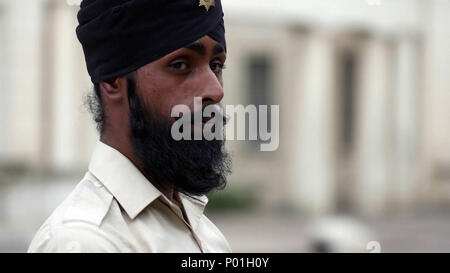 Sous l'embargo du 0001 samedi 9 juin le soldat Charanpreet Singh Lall, des gardes de Coldstream, qui portera un turban lorsqu'il défilera pendant le Trooping The Color, a déclaré qu'il espérait qu'il serait considéré comme un « nouveau changement dans l'histoire ». Banque D'Images