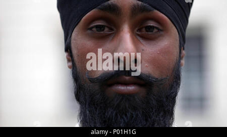 À l'embargo 0001 Samedi 9 Juin Coldstream Guards Charanpreet soldat Singh Lall qui va porter un turban qu'il défilés Pendant la parade la couleur a déclaré qu'il espère qu'il est considéré comme un "nouveau changement dans l'histoire". Banque D'Images