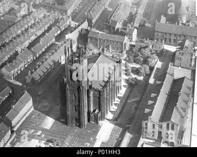 . Ancienne église de St Mary, Quarry Hill, Leeds, West Yorkshire, Angleterre. Il a été achevé en 1826, et démoli en 1979. Il a été l'objet de travaux de réparation et d'aménagement en 1850, lorsque la police, le retable et la chaire a été sculptée par Robert Mawer. De 2016 à l'emplacement de ces artefacts est inconnue. . 1945. Inconnu 94 St Mary Quarry Hill vue aérienne Banque D'Images