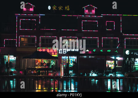 Hangzhou, Chine - décembre 3, 2014 : nuit ville chinoise aux couleurs néon publicité bannières sur les façades des bâtiments Banque D'Images