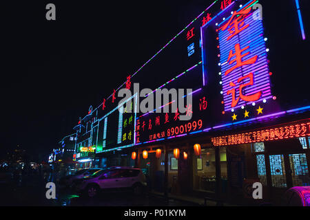 Hangzhou, Chine - décembre 3, 2014 : nuit ville chinoise avec Street View publicité bannières colorées au néon Banque D'Images