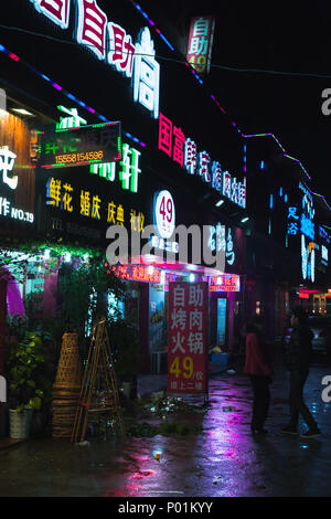 Hangzhou, Chine - décembre 3, 2014 : Chinese night city Street view avec des néons, publicité photo verticale Banque D'Images