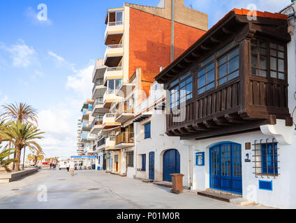 Calafell, Espagne - 14 août 2014 : Les gens de marcher sur la rue côtière de Calafell ville en journée ensoleillée. La région de Tarragone, Catalogne, Espagne Banque D'Images