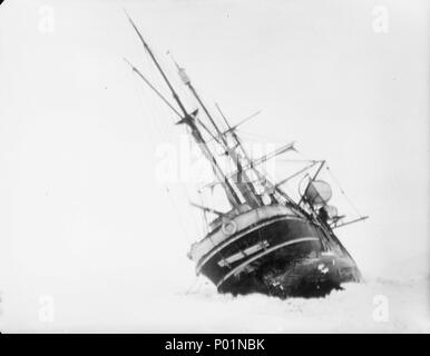 . English : 'Endurance' gîte sur bâbord par la glace une vue arrière de "l'endurance" (1912), un bateau en bois découverte auxiliaire, plus de talons au port de la glace. La pression et le mouvement de la banquise a poussé le côté tribord du navire vers le haut le 18 octobre 1915, causant des dommages à l'étambot et bordés. Hurley est enregistré par Shackleton comme prenant l'occasion d'enregistrer son dans cette position inhabituelle. En 2000, la banquise a ouvert et 'Endurance' remis à l'endroit elle-même. 'Endurance' gîte sur bâbord par la glace . Vers la fin octobre 1915. Francis James Hurley '3' Endurance gîte sur bâbord par la glace RMG P00 Banque D'Images