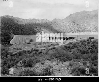 Stewart Mountain Dam. Vue générale du barrage et évacuateur, regardant vers le côté droit du canyon. - Banque D'Images