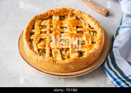 Des jeunes de la pâte feuilletée tarte chou servi sur une assiette. Arrière-plan de pierre blanche. Banque D'Images