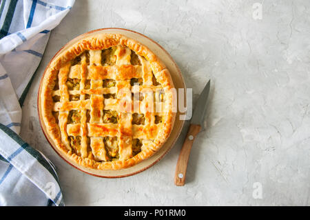 Des jeunes de la pâte feuilletée tarte chou servi sur une assiette. Arrière-plan de pierre blanche. Banque D'Images