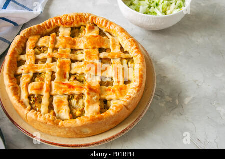 Des jeunes de la pâte feuilletée tarte chou servi sur une assiette. Arrière-plan de pierre blanche. Banque D'Images